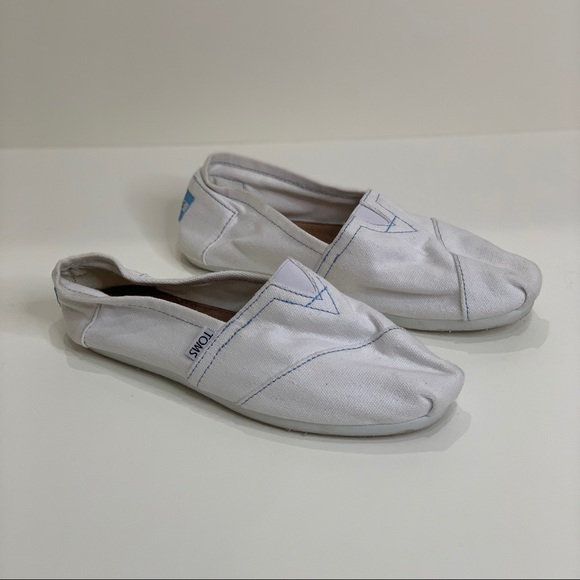 White canvas TOMS with blue stitching 💙🤍 - Picture 3 of 4